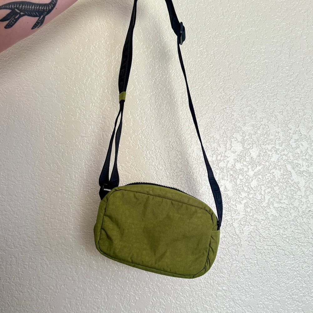 BAGGU Camera Crossbody in Avocado